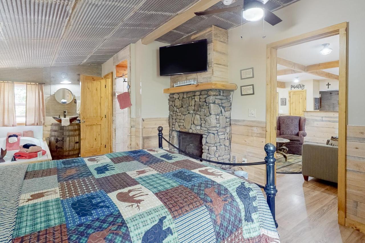 Bear Caves At Black Bear Cottages Севьервилл Экстерьер фото